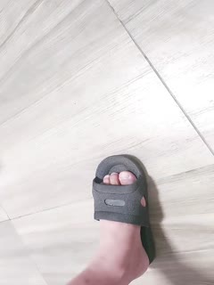 两个大老黑玩弄两个极品粉嫩小妹【3】吃奶玩逼激情4P，听狼友指挥各种体位爆草蹂躏，床上床下各种抽插浪叫不断