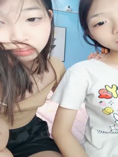 新来的姐妹花，年轻貌美一起酒店发骚，听狼友指挥脱光光展示，掰开阴唇给狼友看粉嫩逼逼，精彩又刺激别错过