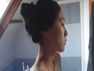 [留学生-刘明]浴缸江里的性高潮纤细的躯体