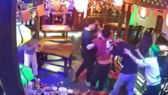 @20208217757 用户上传:互相看不顺眼直接开打